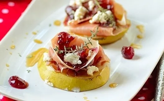 Gegratineerde peer met geitenkaas en cranberry compote